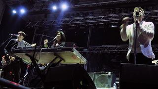 Zagreb, 220610.
Na Jarunu se od 21.-23.06. odrzava glazbeni spektakl T-Mobile INmusic festival na kojem ce nastupiti mnogobrojni izvodjaci kako iz zemlje tako i svijeta.
Danas se odrzao drugi dan.
Na fotografiji: LCD Soundsystem.
Foto: Boris Kovacev / CRO Zagreb, 220610.
Na Jarunu se od 21.-23.06. odrzava glazbeni spektakl T-Mobile INmusic festival na kojem ce nastupiti mnogobrojni izvodjaci kako iz zemlje tako i svijeta.
Danas se odrzao drugi dan.
Na fotografiji: LCD Soundsystem.
Foto: Boris Kovacev / CRO