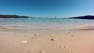 25.07.2013., Dugi otok, Sakarun – Uzduz i poprijeko Dugog otoka u zadarskom arhipelagu u ljetnim danima prepuno je turista, a najomiljenija plaza zasigurno je Sakarun, koja sa nalazi u uvali pokraj mjesta Veli Rat. Pjeskovita plaza sa tirkizno cistim mo