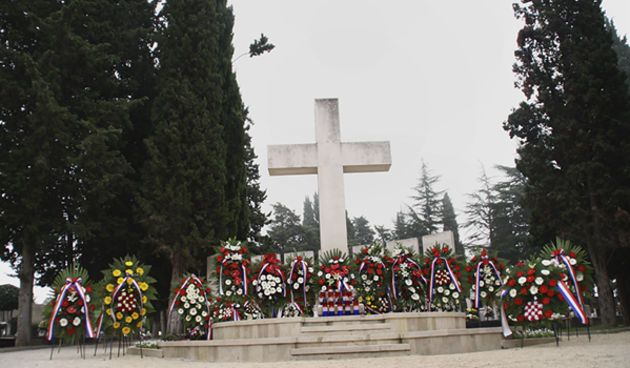 Polaganje vijenaca na Gradskom groblju u povodu Dana neovisnosti