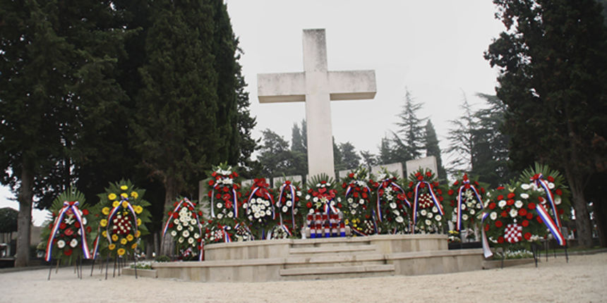 Polaganje vijenaca na Gradskom groblju u povodu Dana neovisnosti Polaganje vijenaca na Gradskom groblju u povodu Dana neovisnosti