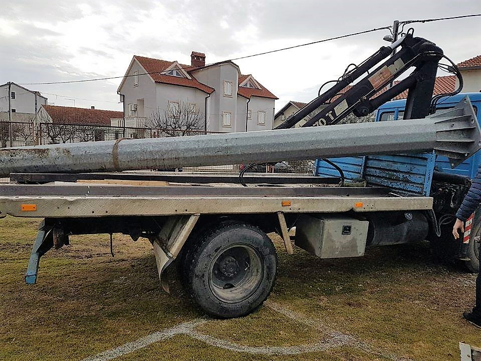 Postavljaju se reflektori na stadion biogradskog HNK Primorac Postavljaju se reflektori na stadion biogradskog HNK Primorac