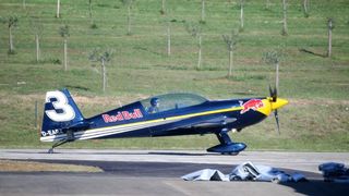 Aerodrom Vrsar domacin Red Bull Air Race Svjetskog prvenstva 2014. Red Bull Air Race okuplja najbolje svjetske pilote koji kombinacijom brzine, preciznosti i vjestine upravljaju okretnim avionima, provlaceci se kroz 25 m visoka vrata, do brzine od cak 370 Aerodrom Vrsar domacin Red Bull Air Race Svjetskog prvenstva 2014. Red Bull Air Race okuplja najbolje svjetske pilote koji kombinacijom brzine, preciznosti i vjestine upravljaju okretnim avionima, provlaceci se kroz 25 m visoka vrata, do brzine od cak 370