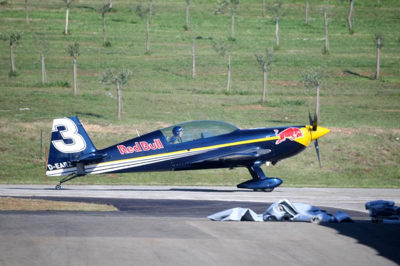 Aerodrom Vrsar domacin Red Bull Air Race Svjetskog prvenstva 2014. Red Bull Air Race okuplja najbolje svjetske pilote koji kombinacijom brzine, preciznosti i vjestine upravljaju okretnim avionima, provlaceci se kroz 25 m visoka vrata, do brzine od cak 370 Aerodrom Vrsar domacin Red Bull Air Race Svjetskog prvenstva 2014. Red Bull Air Race okuplja najbolje svjetske pilote koji kombinacijom brzine, preciznosti i vjestine upravljaju okretnim avionima, provlaceci se kroz 25 m visoka vrata, do brzine od cak 370