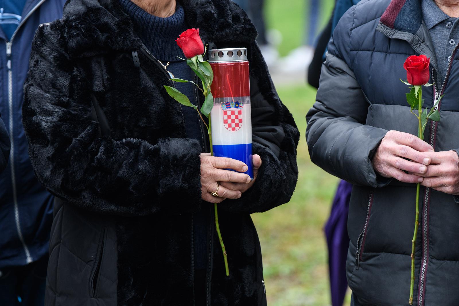 Zadar: Odavanje počasti kod spomenika hrvatskim braniteljima povodom obljetnice VRO Maslenica Zadar: Odavanje počasti kod spomenika hrvatskim braniteljima povodom obljetnice VRO Maslenica