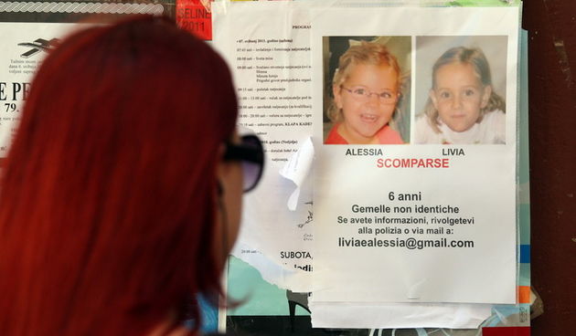 Zadar, 100511.
U Zadru su osvanuli plakati sa slikama sestogodisnjih  blizanki koje su nestale u Svicarskoj prije 2 mjeseca.
Foto: Vladimir Ivanov / CROPIX