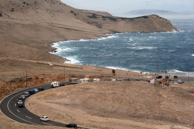 Olujna bura prekinula trajektni promet između Prizne i Žigljena. Photo: Dalibor Urukalović/PIXSELL Olujna bura prekinula trajektni promet između Prizne i Žigljena. Photo: Dalibor Urukalović/PIXSELL