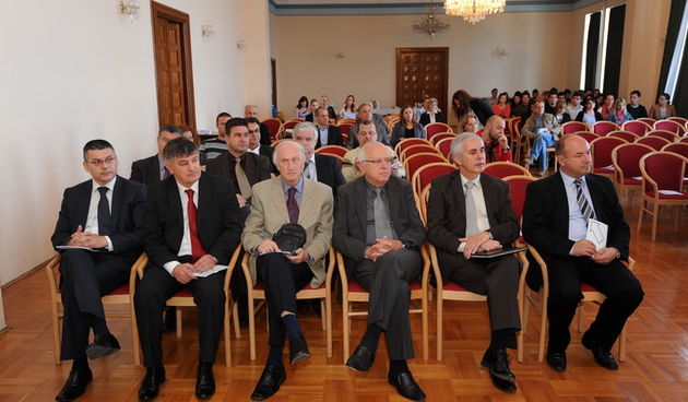 Zadar, 230413.
Jutros je u svecanoj dvorani zadarskog sveucilista zapoceo znanstveni skup naslova Potencijali drustveno – gospodarskog razvitka Zadarske zupanije.
Na fotografiji: s desna na lijevo – rektor zadarskog sveucilista Ante Uglesic, zupan Stipe Z