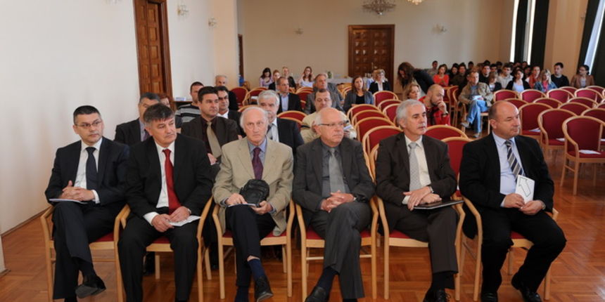 Zadar, 230413.
Jutros je u svecanoj dvorani zadarskog sveucilista zapoceo znanstveni skup naslova Potencijali drustveno – gospodarskog razvitka Zadarske zupanije.
Na fotografiji: s desna na lijevo – rektor zadarskog sveucilista Ante Uglesic, zupan Stipe Z