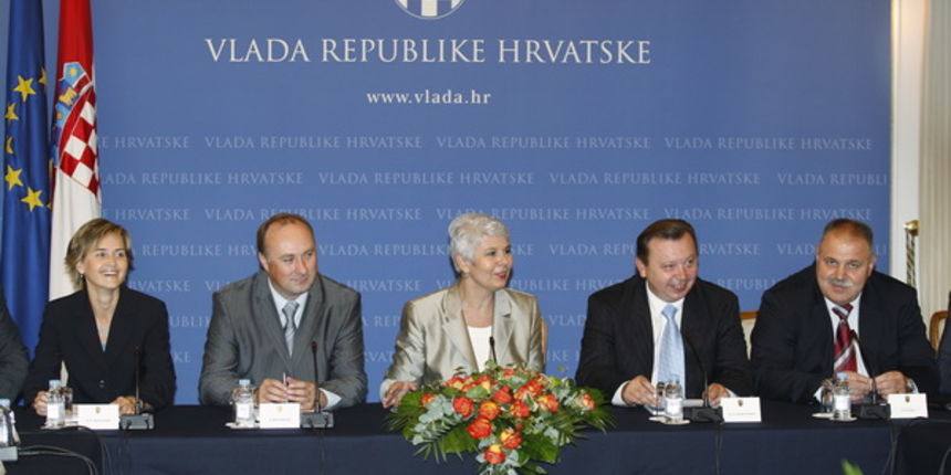 Zagreb, 160909.
Banski dvori.
Sjednica ekonomskog vijeca.
Na slici: Sandra Svaljek, Damir Polancec, Jadranka Kosor, Bozidar Pankretic i Ivan Suker.
Foto: Goran Mehkek / CROPIX Zagreb, 160909.
Banski dvori.
Sjednica ekonomskog vijeca.
Na slici: Sandra Svaljek, Damir Polancec, Jadranka Kosor, Bozidar Pankretic i Ivan Suker.
Foto: Goran Mehkek / CROPIX