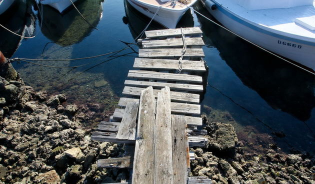 Zadar, 180112.
Velike plime i oseke, u ovom slucaju oseke, javljaju se u razdobljima punog mjeseca. Razina mora pala je za malo vise od pola metra sto i nije neki veliki problem osim sto su neke brodice ostale zarobljene u svojim lukama, a da isplove mora