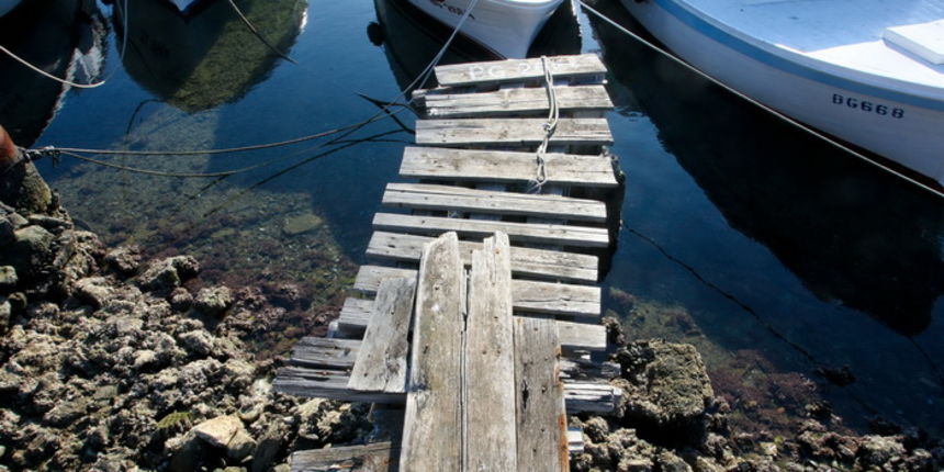 Zadar, 180112.
Velike plime i oseke, u ovom slucaju oseke, javljaju se u razdobljima punog mjeseca. Razina mora pala je za malo vise od pola metra sto i nije neki veliki problem osim sto su neke brodice ostale zarobljene u svojim lukama, a da isplove mora