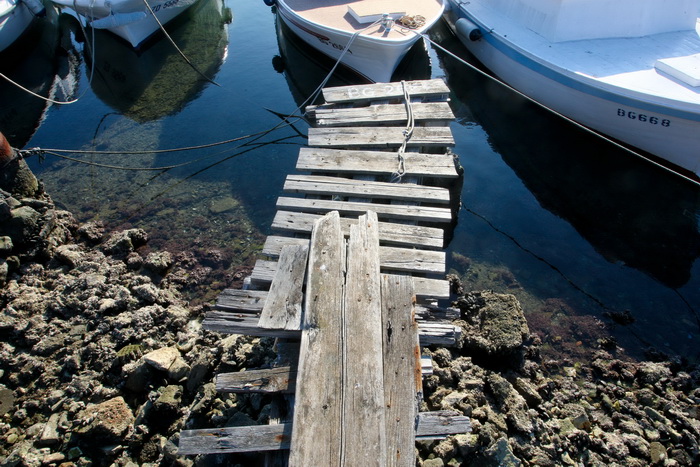Zadar, 180112.
Velike plime i oseke, u ovom slucaju oseke, javljaju se u razdobljima punog mjeseca. Razina mora pala je za malo vise od pola metra sto i nije neki veliki problem osim sto su neke brodice ostale zarobljene u svojim lukama, a da isplove mora Zadar, 180112.
Velike plime i oseke, u ovom slucaju oseke, javljaju se u razdobljima punog mjeseca. Razina mora pala je za malo vise od pola metra sto i nije neki veliki problem osim sto su neke brodice ostale zarobljene u svojim lukama, a da isplove mora