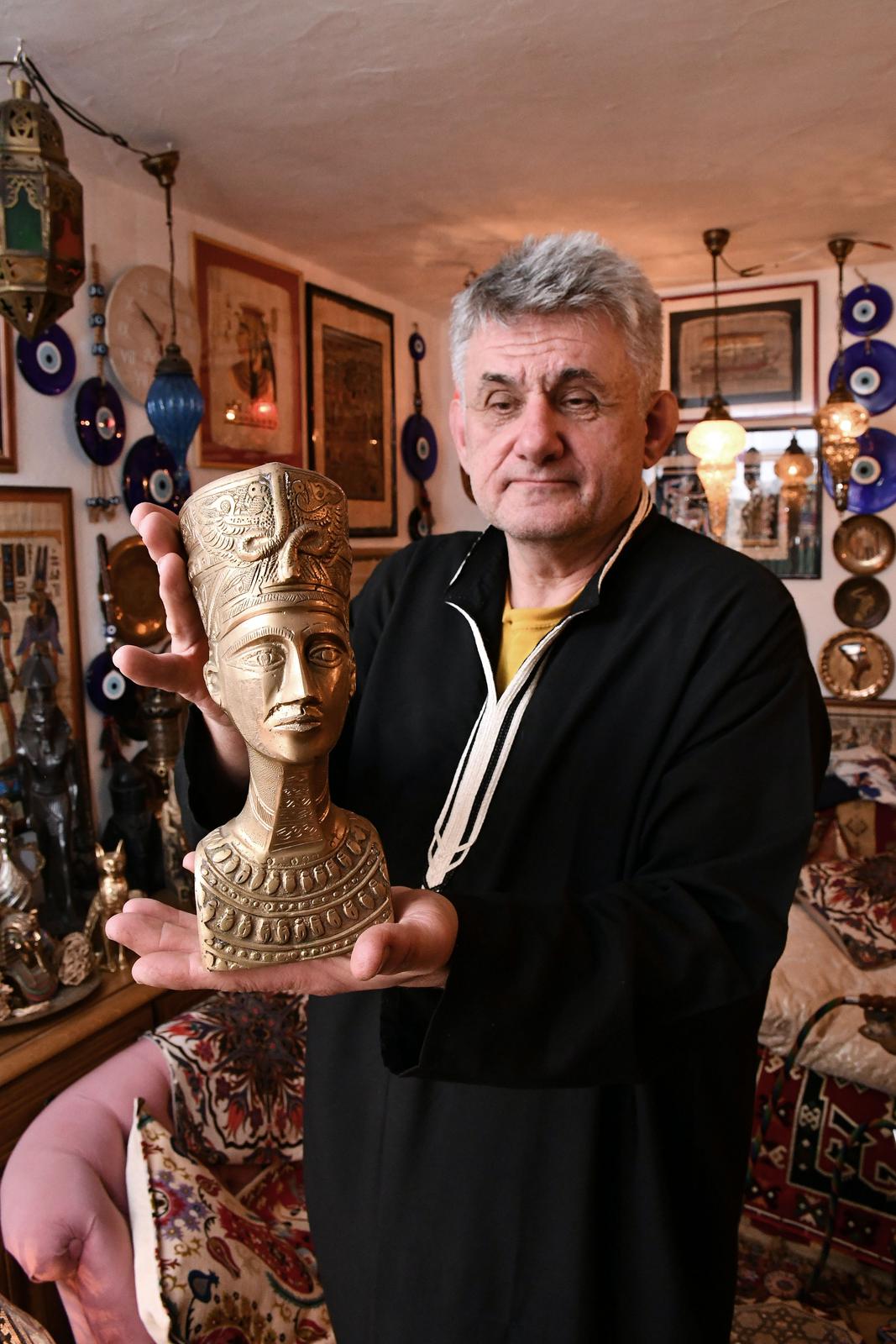 Brođanin Stanislav Hudi živi u kući koju je uredio u egipatskom stilu Brođanin Stanislav Hudi živi u kući koju je uredio u egipatskom stilu