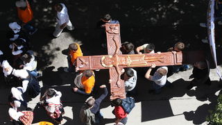 Zadar, 080510.
Zadar je domacin Susreta katolicke mladezi 2010. Susret ce trajati dva dana a u njemu ce sudjelovati preko 30.000 mladih iz Hrvatske i svjeta. 
Na slici: procesija s krizem od centra grada do sprtskog centra Visnjik gdje ce se sluziti misa.