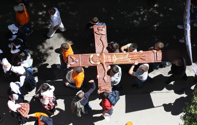 Zadar, 080510.
Zadar je domacin Susreta katolicke mladezi 2010. Susret ce trajati dva dana a u njemu ce sudjelovati preko 30.000 mladih iz Hrvatske i svjeta. 
Na slici: procesija s krizem od centra grada do sprtskog centra Visnjik gdje ce se sluziti misa.