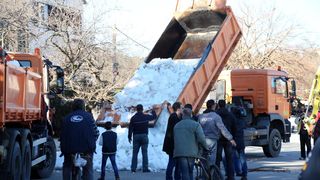 Kamioni puni snijega iz Like stigli u Veli Iž za skijašku utrku “Iška kraljica” Kamioni puni snijega iz Like stigli u Veli Iž za skijašku utrku “Iška kraljica”