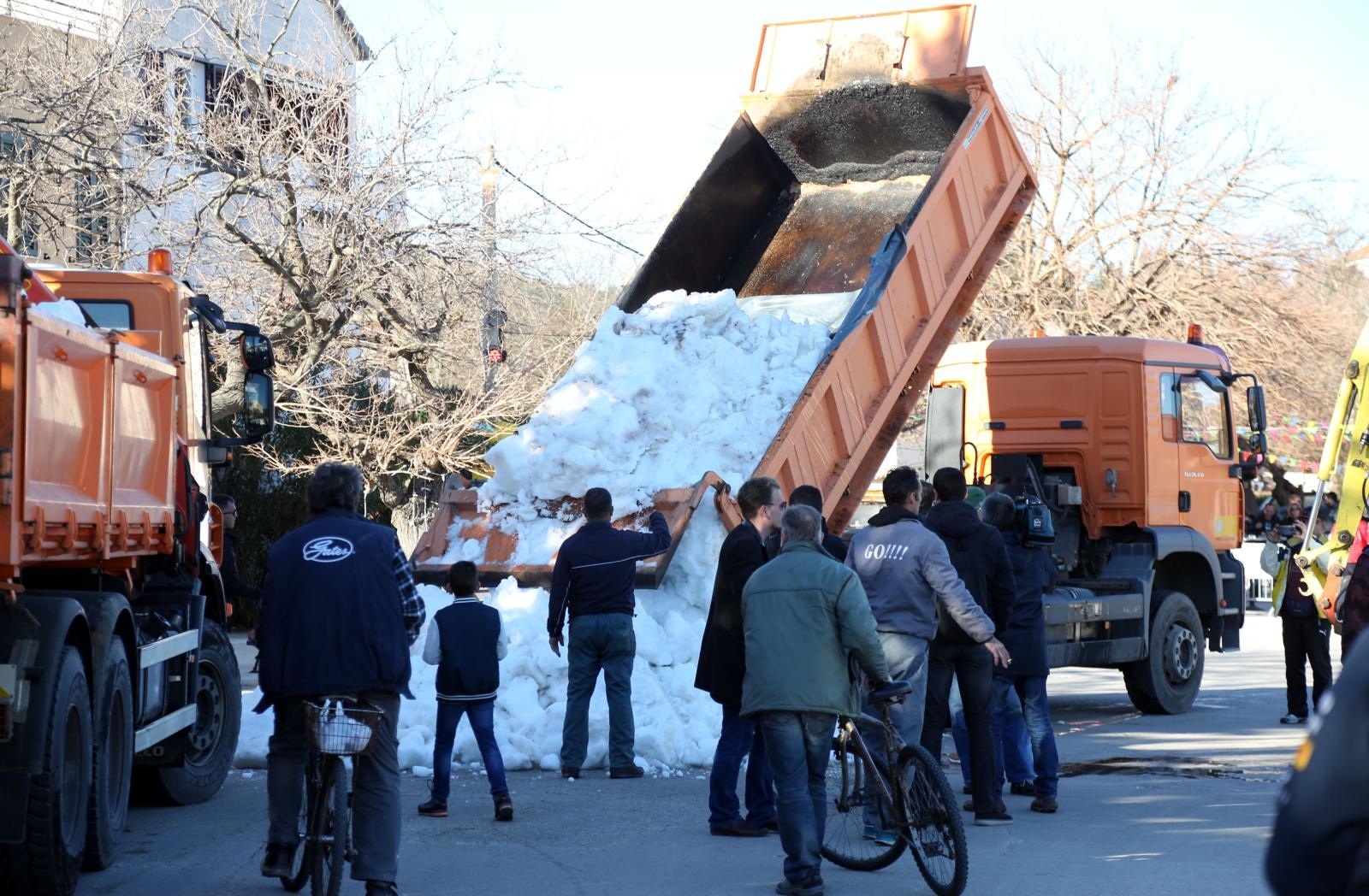 Kamioni puni snijega iz Like stigli u Veli Iž za skijašku utrku “Iška kraljica” Kamioni puni snijega iz Like stigli u Veli Iž za skijašku utrku “Iška kraljica”