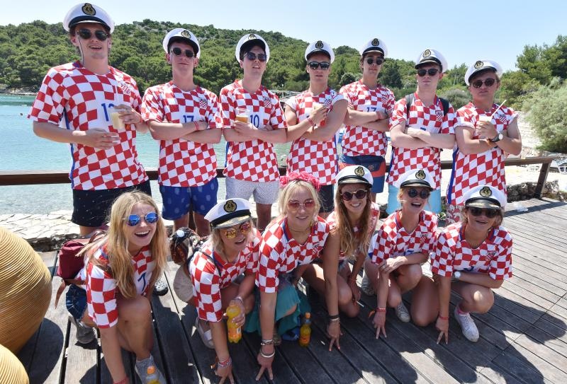 Posljednji dan Love International Festivala u Tisnom privukao je veliki broj mladih iz cijele Europe, a najviče iz Velike Britanije. Photo: Hrvoje Jelavić/PIXSELL Posljednji dan Love International Festivala u Tisnom privukao je veliki broj mladih iz cijele Europe, a najviče iz Velike Britanije. Photo: Hrvoje Jelavić/PIXSELL