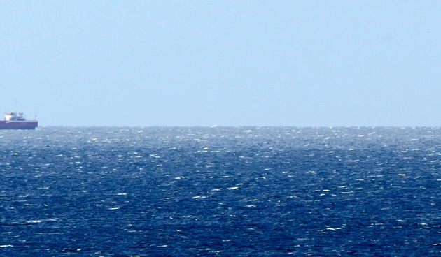 Surfer Cosmin Pauna, rumunjski drzavljanin nestao je jucer za vrijeme nevremena surfajuci blizu naselja Zlatne stijene. Od jutros ga traze lucka kapetanija, policija i vojska. Na slici: ratni vojini brod na pucini u potrazi za surferom. Foto: Goran Sebeli