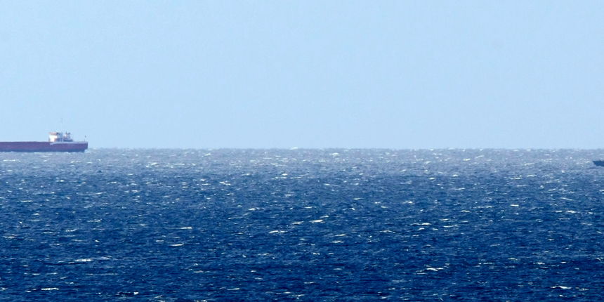 Surfer Cosmin Pauna, rumunjski drzavljanin nestao je jucer za vrijeme nevremena surfajuci blizu naselja Zlatne stijene. Od jutros ga traze lucka kapetanija, policija i vojska. Na slici: ratni vojini brod na pucini u potrazi za surferom. Foto: Goran Sebeli Surfer Cosmin Pauna, rumunjski drzavljanin nestao je jucer za vrijeme nevremena surfajuci blizu naselja Zlatne stijene. Od jutros ga traze lucka kapetanija, policija i vojska. Na slici: ratni vojini brod na pucini u potrazi za surferom. Foto: Goran Sebeli