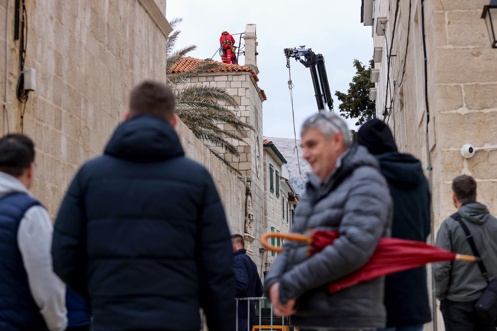 Uklanja se zvono s Kneževog dvora u Pagu Uklanja se zvono s Kneževog dvora u Pagu