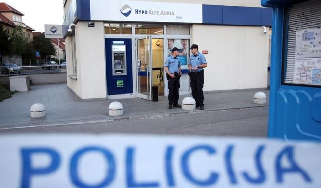 Zagreb – Nepoznati pocinitelj pocinio razbojnistvo u Hypo banci u heinzelovoj ulici. Policijski ocevid u tijeku. Photo: Igor Kralj/PIXSELL