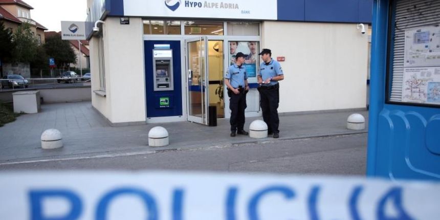 Zagreb – Nepoznati pocinitelj pocinio razbojnistvo u Hypo banci u heinzelovoj ulici. Policijski ocevid u tijeku. Photo: Igor Kralj/PIXSELL