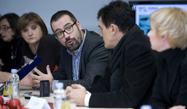 Zagreb, 191212.
Hrt, Prisavlje.
Na konferenciji za novinare odrzanoj na Hrt-u predstavljena je programska shema i voditelji novog informativnog programa Hrt-a Hrt 4. koji s emitiranjem zapocinje 24. prosinca.
Na slici: Domagoj Novokmet.
Foto: Sandra simun