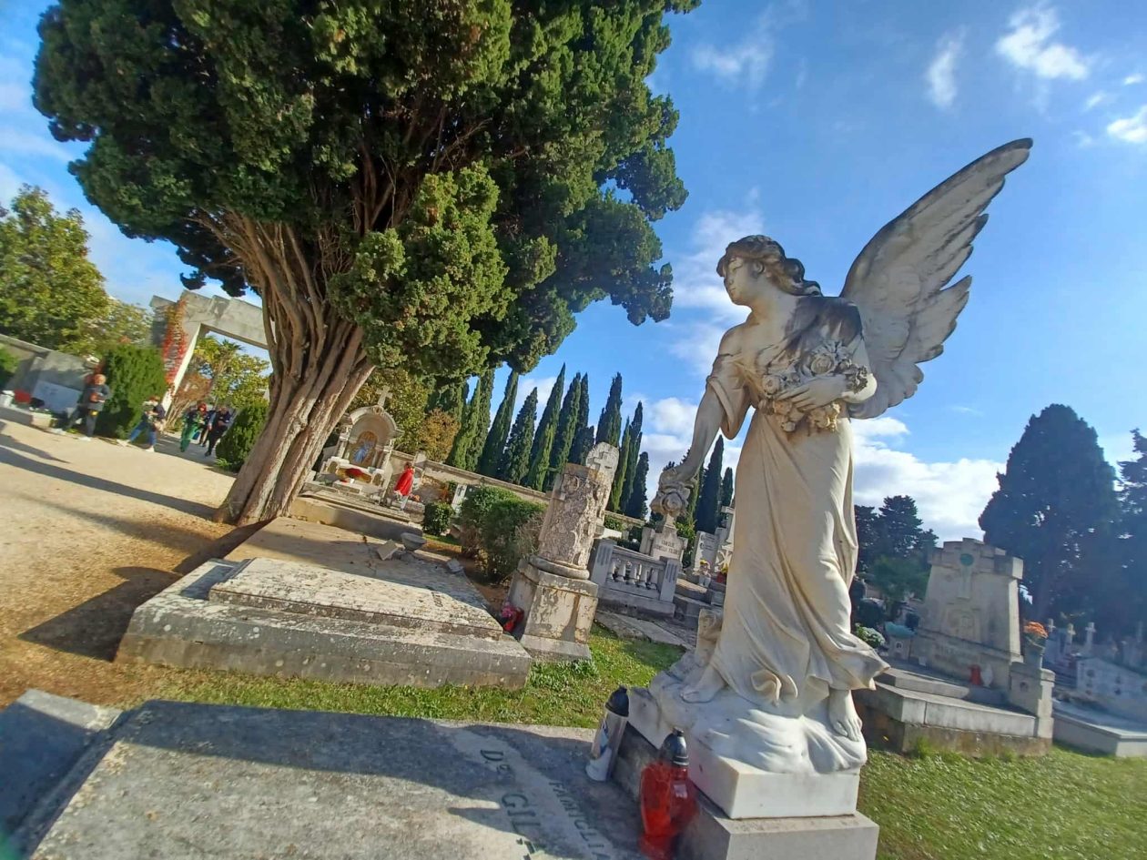 Gradsko groblje Zadar – stare grobnice i impresivni kipovi Gradsko groblje Zadar – stare grobnice i impresivni kipovi