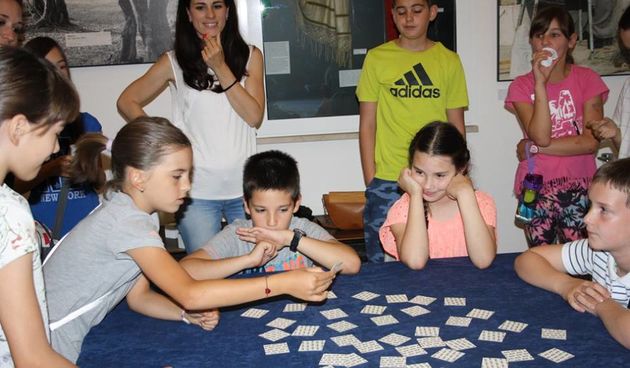 Etno dani: Osnovci igrali “Igru pamtilicu” u Gradskoj straži