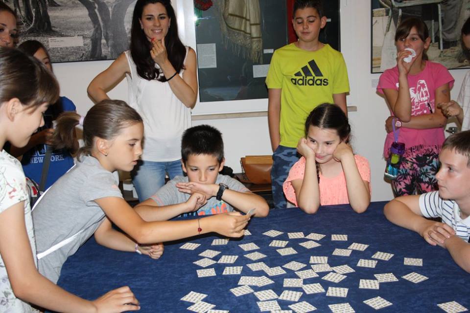 Etno dani: Osnovci igrali “Igru pamtilicu” u Gradskoj straži Etno dani: Osnovci igrali “Igru pamtilicu” u Gradskoj straži