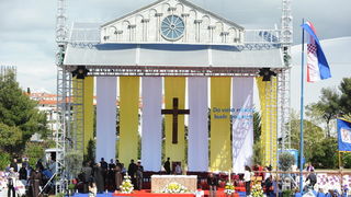 Zadar, 080510.
Zadar je domacin Susreta katolicke mladezi 2010. 
Susret ce trajati dva dana a u njemu ce sudjelovati preko 30.000 mladih iz Hrvatske i svijeta. 
Na fotografiji: pozornica na Visnjiku.
Foto: Andrija Lucic / CROPIX