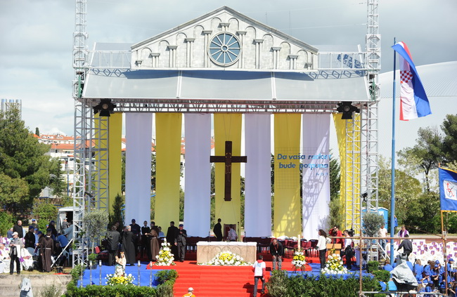 Zadar, 080510.
Zadar je domacin Susreta katolicke mladezi 2010. 
Susret ce trajati dva dana a u njemu ce sudjelovati preko 30.000 mladih iz Hrvatske i svijeta. 
Na fotografiji: pozornica na Visnjiku.
Foto: Andrija Lucic / CROPIX