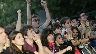 Zagreb, 240609.
Prva vecer T-mobile IN Music Festivala koji se odrzava na Jarunu na dvije pozornice. Kao zvijezde prve veceri najavljeni su Lilly Allen, Kraftwerk, Franz Ferdinand na T-mobile stageu i Rokia Traore na Nokia stageu.  
Na slici: publika.
Fot