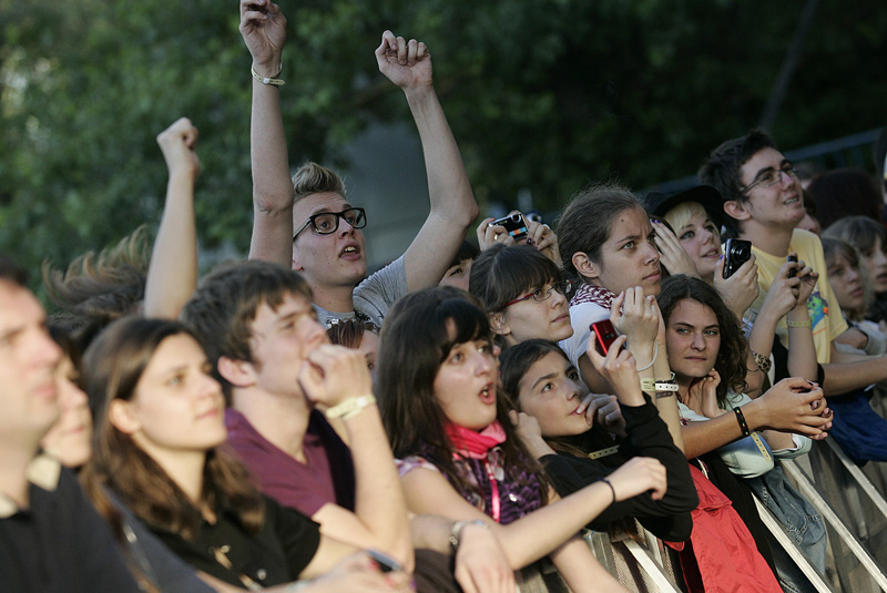 Zagreb, 240609.
Prva vecer T-mobile IN Music Festivala koji se odrzava na Jarunu na dvije pozornice. Kao zvijezde prve veceri najavljeni su Lilly Allen, Kraftwerk, Franz Ferdinand na T-mobile stageu i Rokia Traore na Nokia stageu.  
Na slici: publika.
Fot