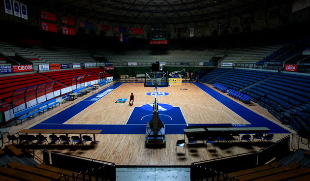 Zagreb, 181110.
Jutros u 10 sati kosarkaski centar Drazen Petrovic je ostao bez struje. Struja im je iskljucena zbog nepodmirenih dugova. Buducnost  Cibone je vrlo upitna jer je klub vec duzan oko 60-tak milijuna kuna.
Foto: Ronald Gorsic / CROPIX