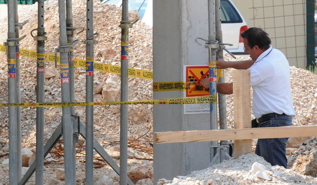 Zadar, 130910.
Gradjevinska inspekcija Ministarstva graditeljstva u ponedjeljak je zatvorila gradiliste kod Kauflanda gdje medijska kuca Vox u vlasnistvu Rena Sinovcica gradi poslovni objekt, svoje buduce sjediste.
Foto: Jure Miskovic / cropix