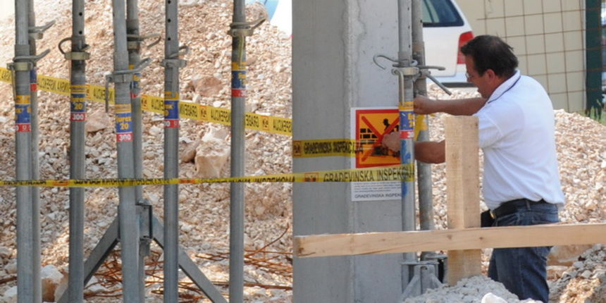 Zadar, 130910.
Gradjevinska inspekcija Ministarstva graditeljstva u ponedjeljak je zatvorila gradiliste kod Kauflanda gdje medijska kuca Vox u vlasnistvu Rena Sinovcica gradi poslovni objekt, svoje buduce sjediste.
Foto: Jure Miskovic / cropix Zadar, 130910.
Gradjevinska inspekcija Ministarstva graditeljstva u ponedjeljak je zatvorila gradiliste kod Kauflanda gdje medijska kuca Vox u vlasnistvu Rena Sinovcica gradi poslovni objekt, svoje buduce sjediste.
Foto: Jure Miskovic / cropix