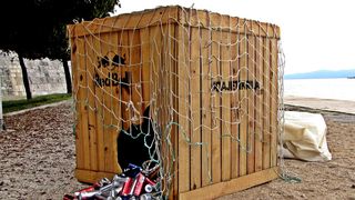 Kutija prepuna Red Bull edicija spustila se ispred faksa