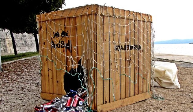 Kutija prepuna Red Bull edicija spustila se ispred faksa