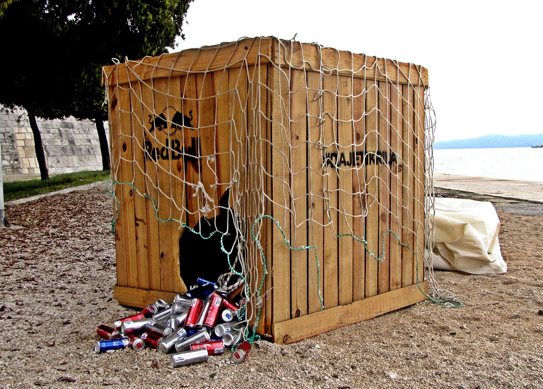 Kutija prepuna Red Bull edicija spustila se ispred faksa