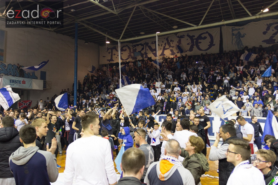 Humanitarno gledanje utakmice Zadar-Cibona (85-84) u Jazinama Humanitarno gledanje utakmice Zadar-Cibona (85-84) u Jazinama