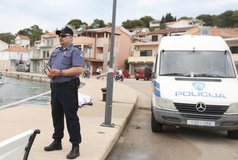 Tisno: U moru pronađeno tijelo nepoznatog mlađeg muškarca Tisno: U moru pronađeno tijelo nepoznatog mlađeg muškarca