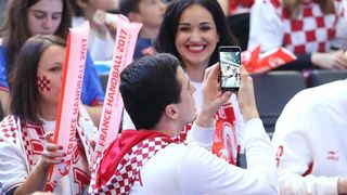 Hrvatski navijači u Parizu na utakmici Slovenija – Hrvatska za 3. mjesto na Svjetskom prvenstvu