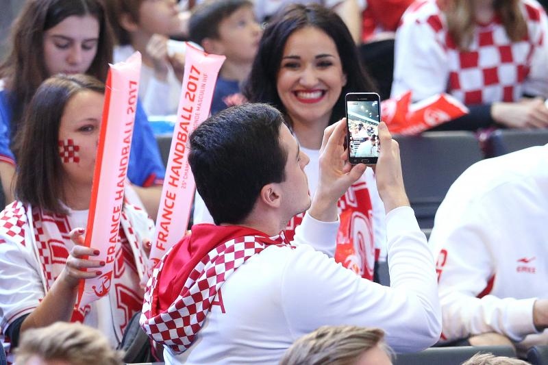 Hrvatski navijači u Parizu na utakmici Slovenija – Hrvatska za 3. mjesto na Svjetskom prvenstvu