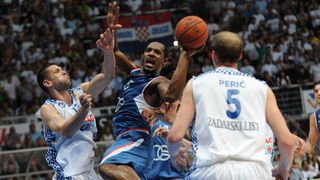 Zadar, 080610.
Dvorana Kresimir Cosic.
Cetvrta finalna kosarkaska utkmica izmedju Zadra i Cibone.
Na fotografiji: igrac Cibone Gordon Jamont u napadu.
Foto: Andrija Lucic / CROPIX Zadar, 080610.
Dvorana Kresimir Cosic.
Cetvrta finalna kosarkaska utkmica izmedju Zadra i Cibone.
Na fotografiji: igrac Cibone Gordon Jamont u napadu.
Foto: Andrija Lucic / CROPIX
