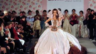 Skopje, Makedonija, 301010.
Sinoc je poceo ‘fashion weekend’ u Skopju. Na otvaranju
‘fashion weekend’-a revijom se predstavila poznata makedonska dizajnerica Elena Luka.
Na slici: lijepe manekenke su nosile modele u baroknom stilu.
Foto: Maja Zlatevska / Skopje, Makedonija, 301010.
Sinoc je poceo ‘fashion weekend’ u Skopju. Na otvaranju
‘fashion weekend’-a revijom se predstavila poznata makedonska dizajnerica Elena Luka.
Na slici: lijepe manekenke su nosile modele u baroknom stilu.
Foto: Maja Zlatevska /