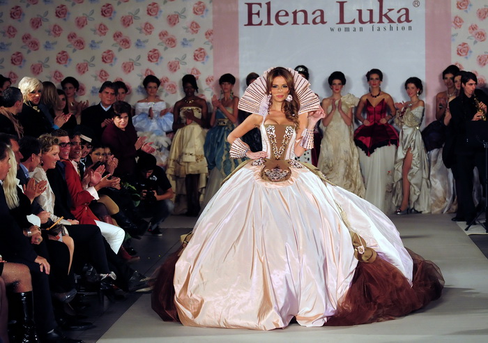 Skopje, Makedonija, 301010.
Sinoc je poceo ‘fashion weekend’ u Skopju. Na otvaranju
‘fashion weekend’-a revijom se predstavila poznata makedonska dizajnerica Elena Luka.
Na slici: lijepe manekenke su nosile modele u baroknom stilu.
Foto: Maja Zlatevska / Skopje, Makedonija, 301010.
Sinoc je poceo ‘fashion weekend’ u Skopju. Na otvaranju
‘fashion weekend’-a revijom se predstavila poznata makedonska dizajnerica Elena Luka.
Na slici: lijepe manekenke su nosile modele u baroknom stilu.
Foto: Maja Zlatevska /