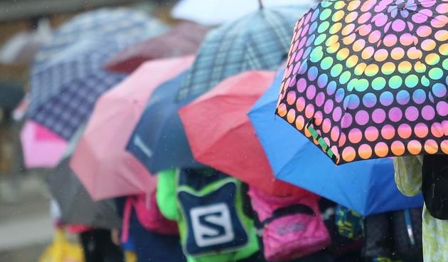 Kiša, kišobrani. Photo: Sanjin Strukic/PIXSELL