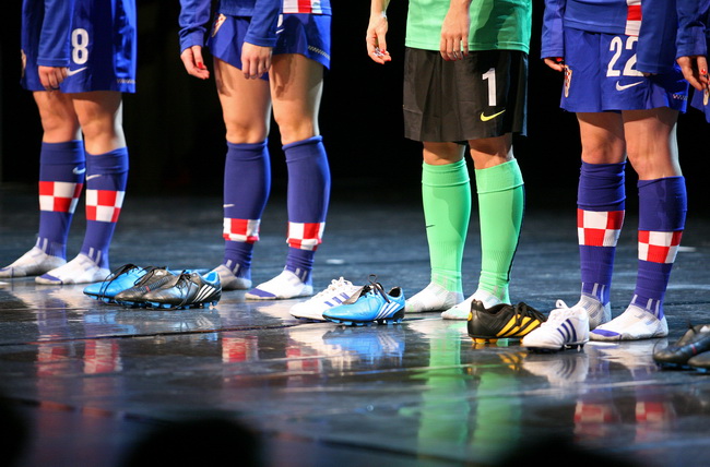 Zagreb, 240110.
U zagrebackom HNK veceras je premijerno izvedena predstava Srce moje kuca za nju. Montaz stroj i Plesni centar Tala inscenirali su legendarnu nogometnu utakmicu Hrvatske protiv Engleske iz 2007. g. kada je Hrvatska pobijedila na Wembley st